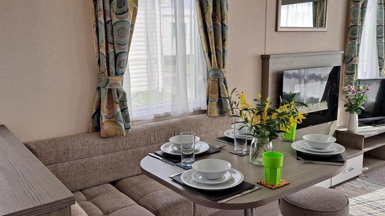 Hayling Island Holiday Park Holiday Home Sleeps 4 - B&B South Hayling