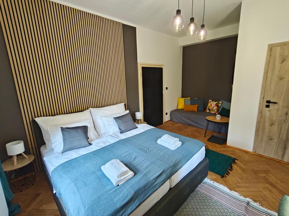 Dreibettzimmer mit Gartenblick