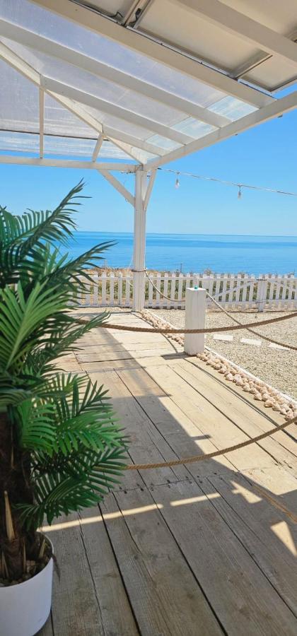 Habitación con cama extragrande y vistas al mar