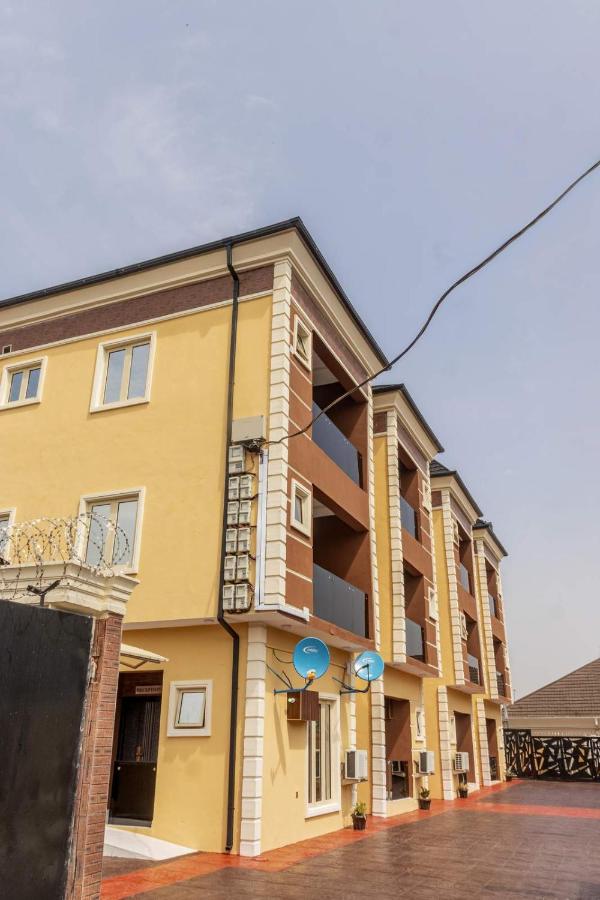 Crowned Crest Apartments - Chambres d’hôtes Akowonjo