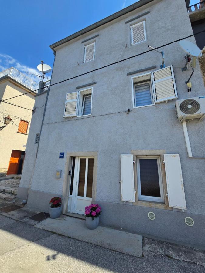Apartmant Bionda Novi Vinodolski, cozy and nice apartment for 4 people in the city center - Chambres d’hôtes Novi Vinodolski