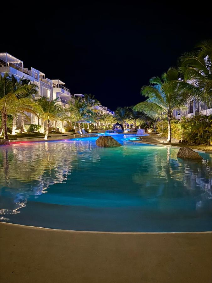 Tropical Escape with 3 Pools & Private Beach Club Aqua Esmeralda - B&B
