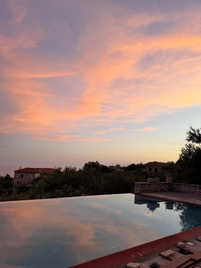 Privat Pool Garden Villa - Chambres d'hôtes Gjalicë