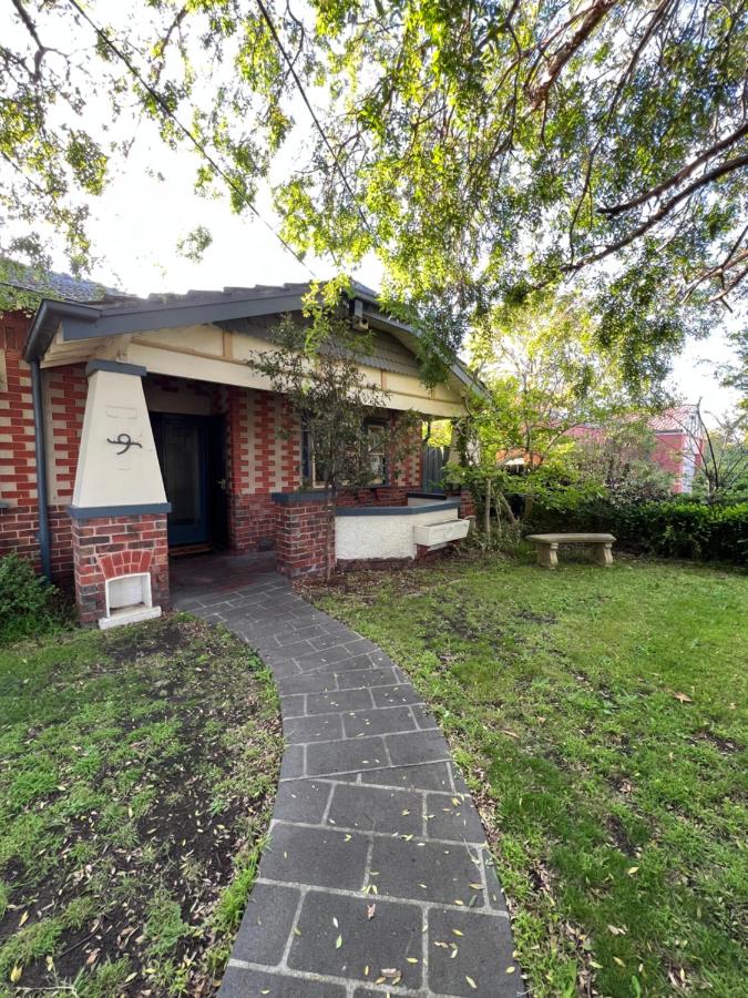 Spacious & Cozy Shared House - 3 min walk to Train - Chambres d’hôtes Melbourne