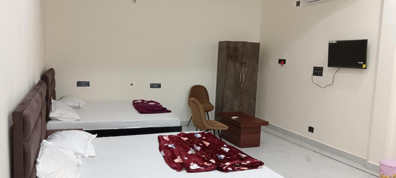 A G GEST HOUSE RAM MANDIR 500 Meetar - B&B