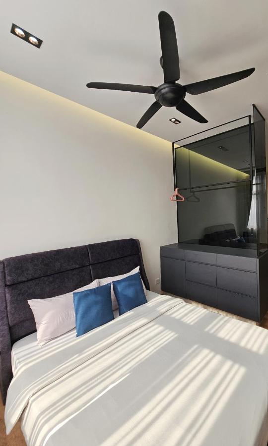 Modern Retreat Apartment (Dryer and Washing Machine)