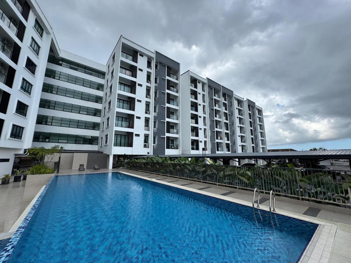 Kuching Cozy Comfort 07 - Home Stay GEM Suites 7 Pax near Airport & Saradise - B&B