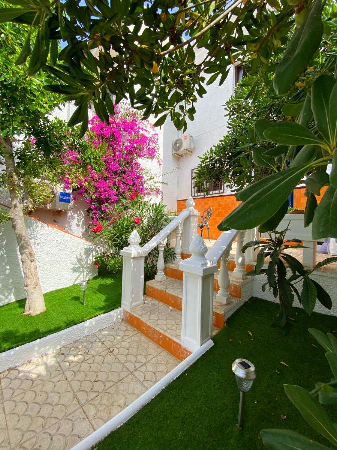 Villa by the sea with jacuzzi, garden & park view - B&B Torrevieja