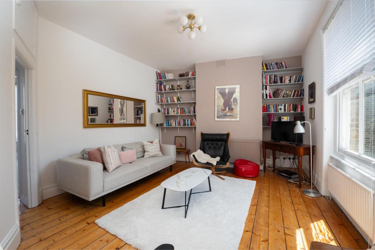 Stylish Boutique Apartment near Tufnell Park Station, 2 Spacious Bedrooms, Residential Area with Easy Access to Central London - Ferienwohnung London