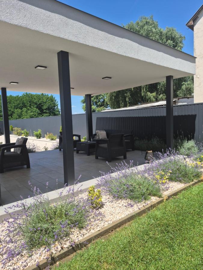 Kriszta Deluxe Vendégház - B&B Újfehértó