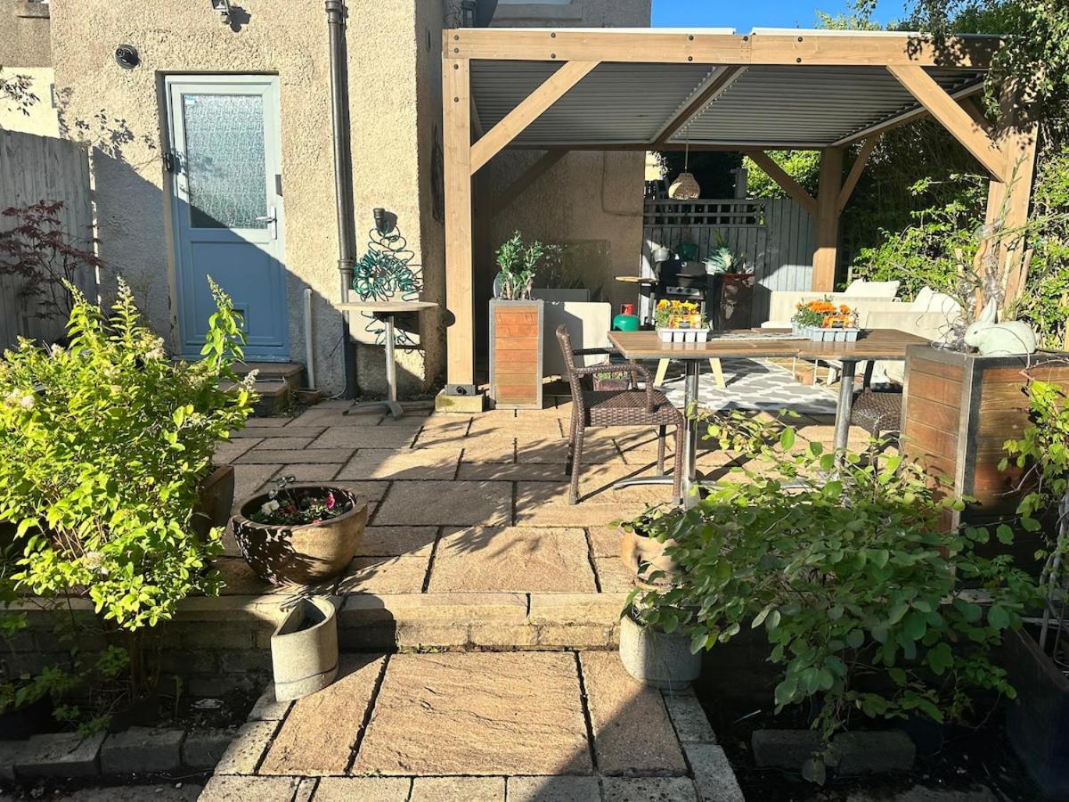 Peaceful and Stylish Garden Flat Close to Transport and City Centre - Chambres d'hôtes Glasgow