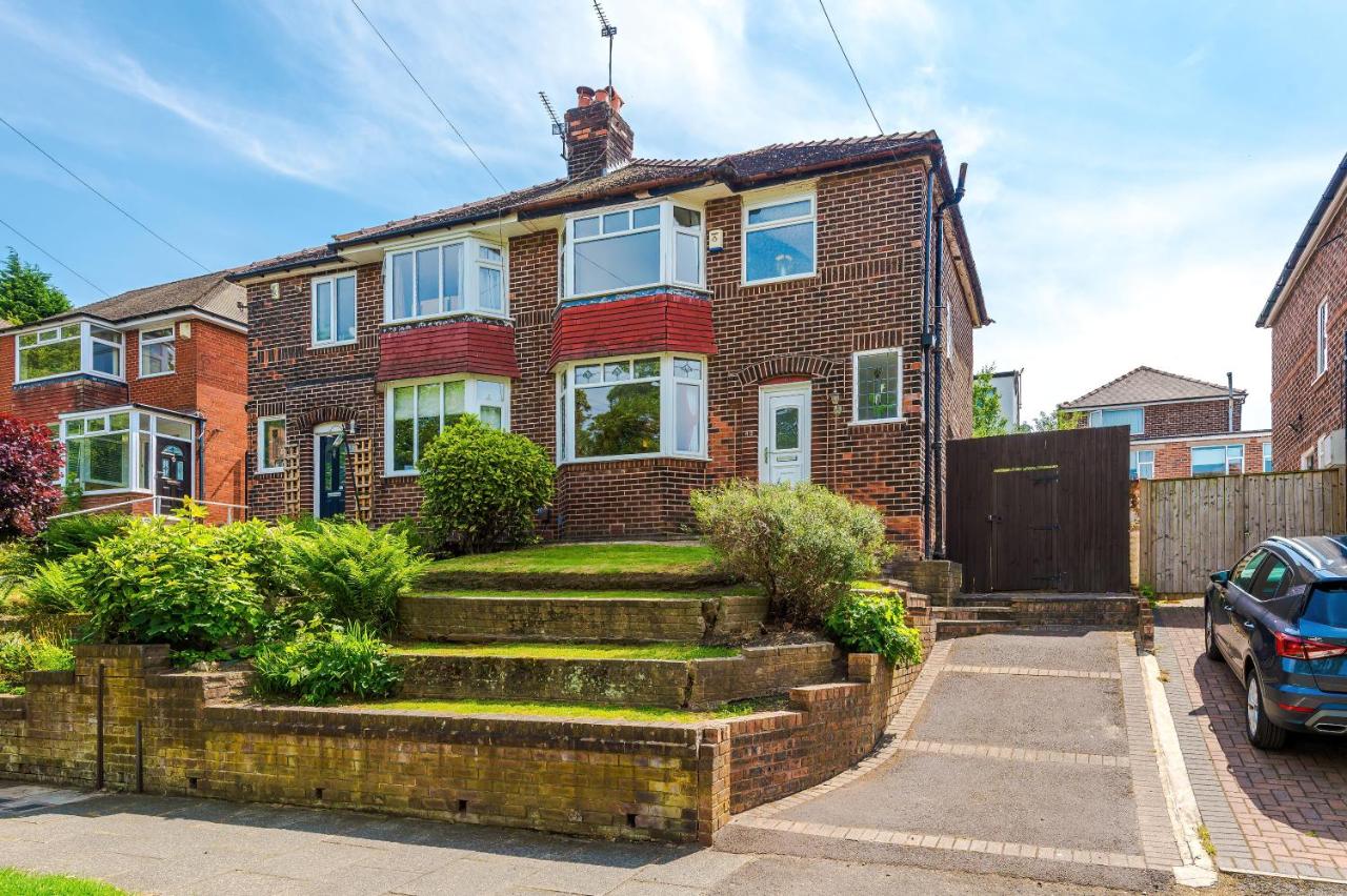 3 BR Property in Prestwich 15 mins from Manchester City Centre Garden Free parking Superfast WIFI Netflix - B&B