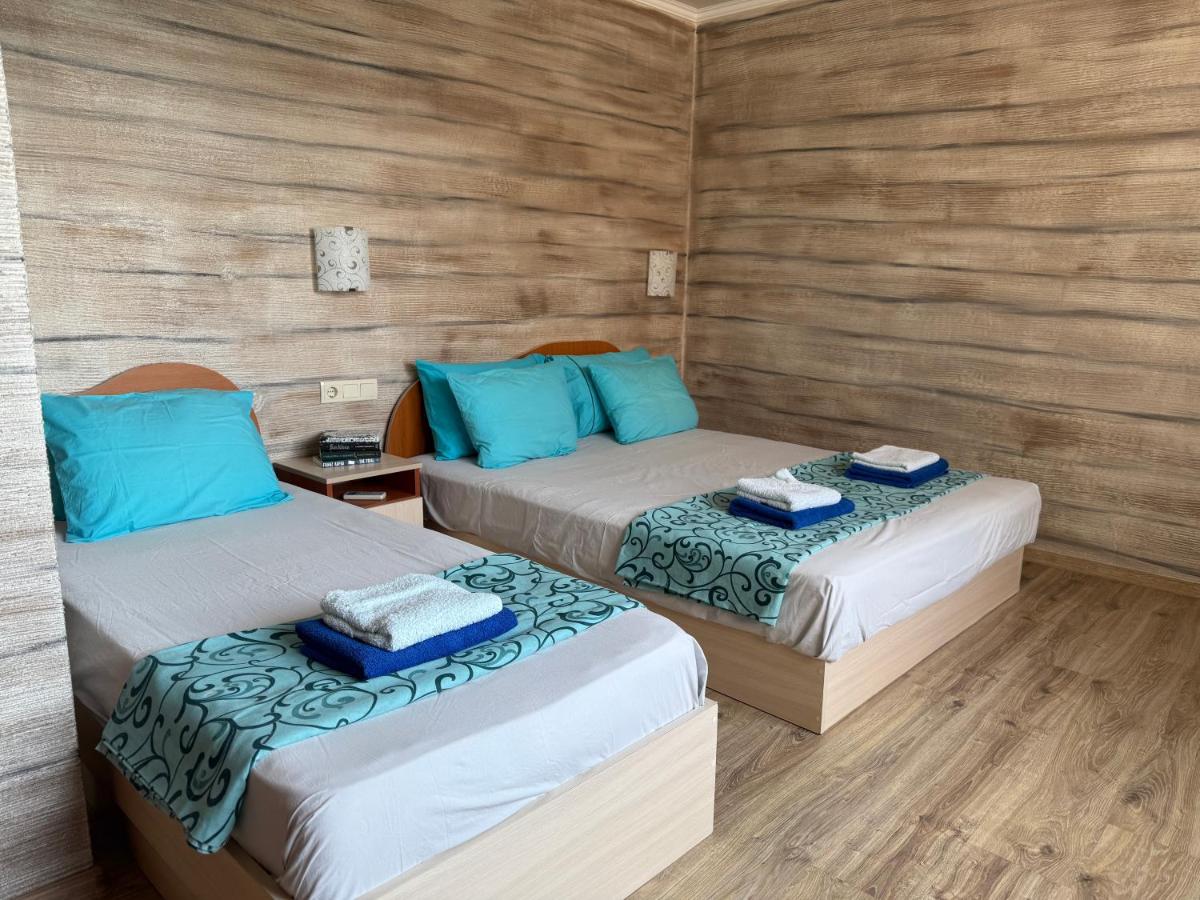 Habitación con cama grande y vistas al jardín