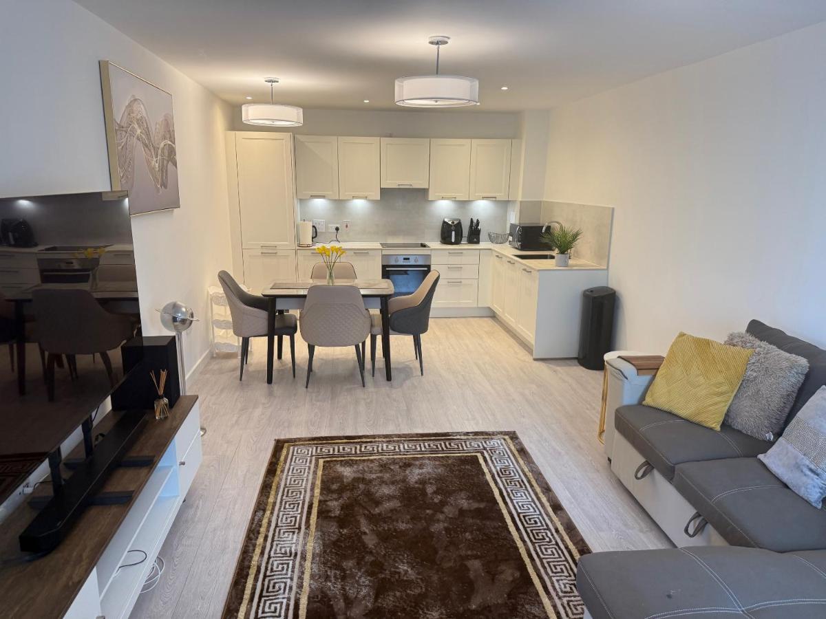 Brand new Three bedroom Luxury apartment in Harrow - Ferienwohnung Hatch End
