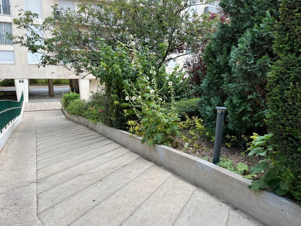 Superbe appartement avec belle vue jardin - Bed and Breakfast Parijs