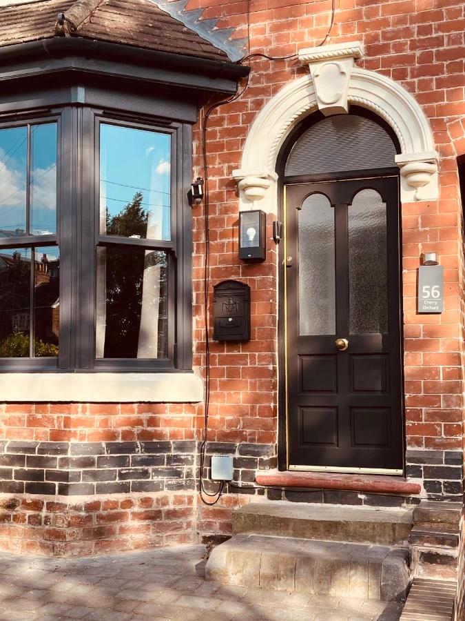 Spacious 5 Bedroom Home in Central Kidderminster with Private Parking and Electric Vehicle Facilities, Easy Access to Birmingham and Nearby Towns - B&B