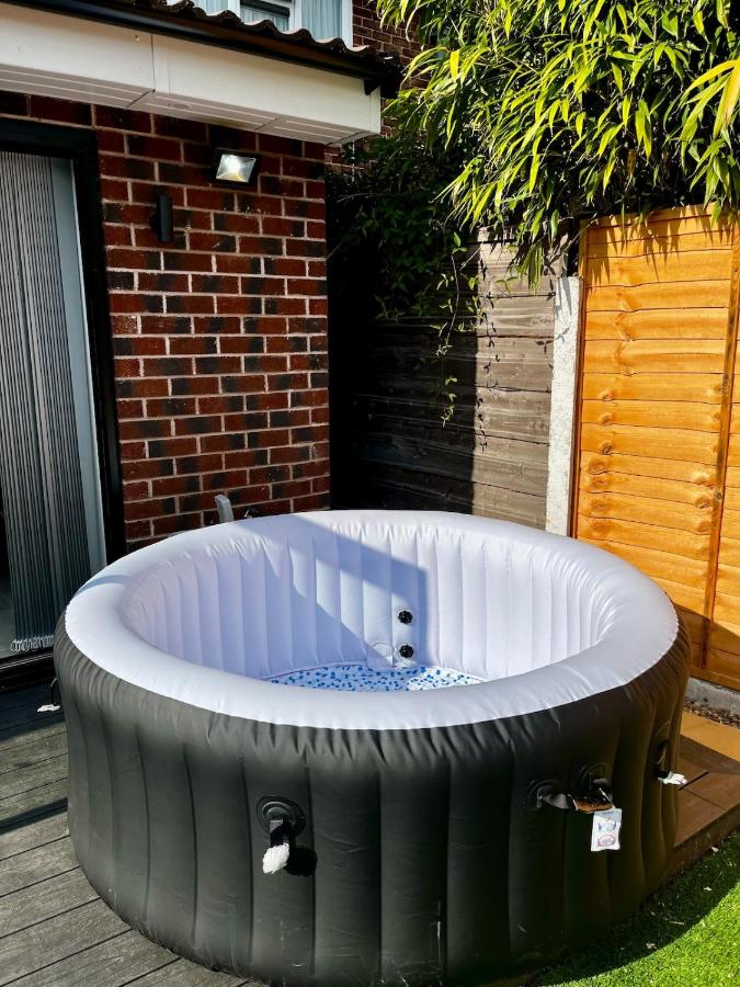 Manchester 2BR Luxe Lounge, Hot Tub, Pool Table - B&B