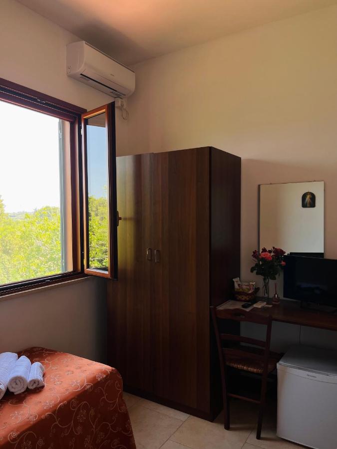 Tweepersoonskamer met 2 Aparte Bedden en Gedeelde Badkamer