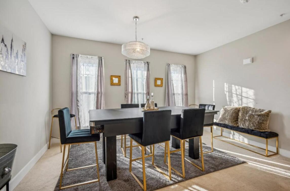 Luxurious 4BR home with parking & patio l Corporate & Extended Stays welcome l Fits 8-10 - Chambres d'hôtes Washington