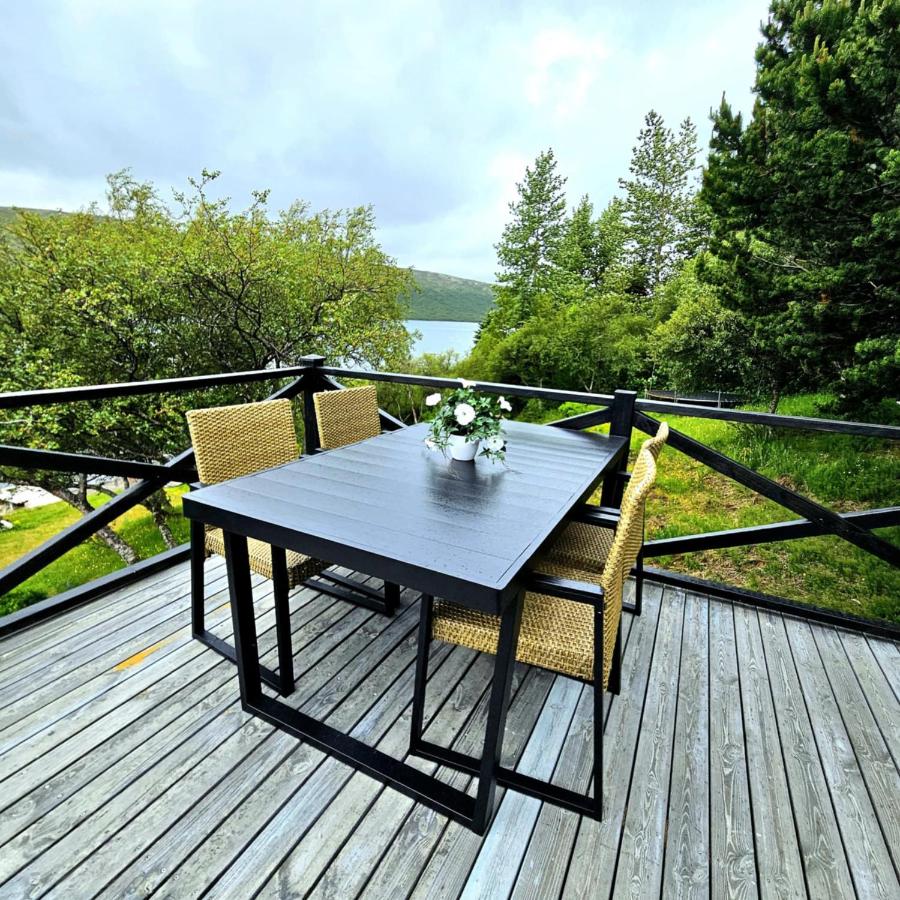 Lakefront cottage with jacuzzi - B&B Borgarnes