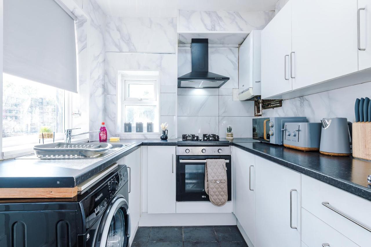 Stylish 3 Bed Home in Sheffield by Eason Stays, Ideal For Weekend Getaways & Business Travellers, with Pool Table & Free Parking - B&B Nether Edge