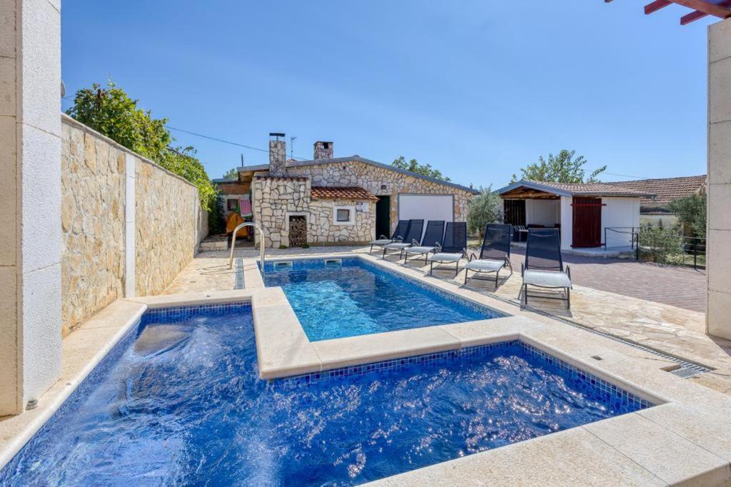 Villa Olive Haven, Family Pool Retreat - Chambres d'hôtes Sveti Filip i Jakov
