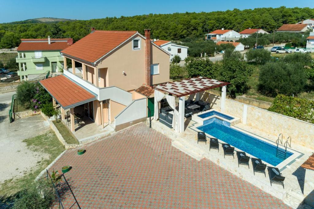 Villa Lara, Family Retreat with Sea View & Pool - Bed and Breakfast Sveti Filip i Jakov