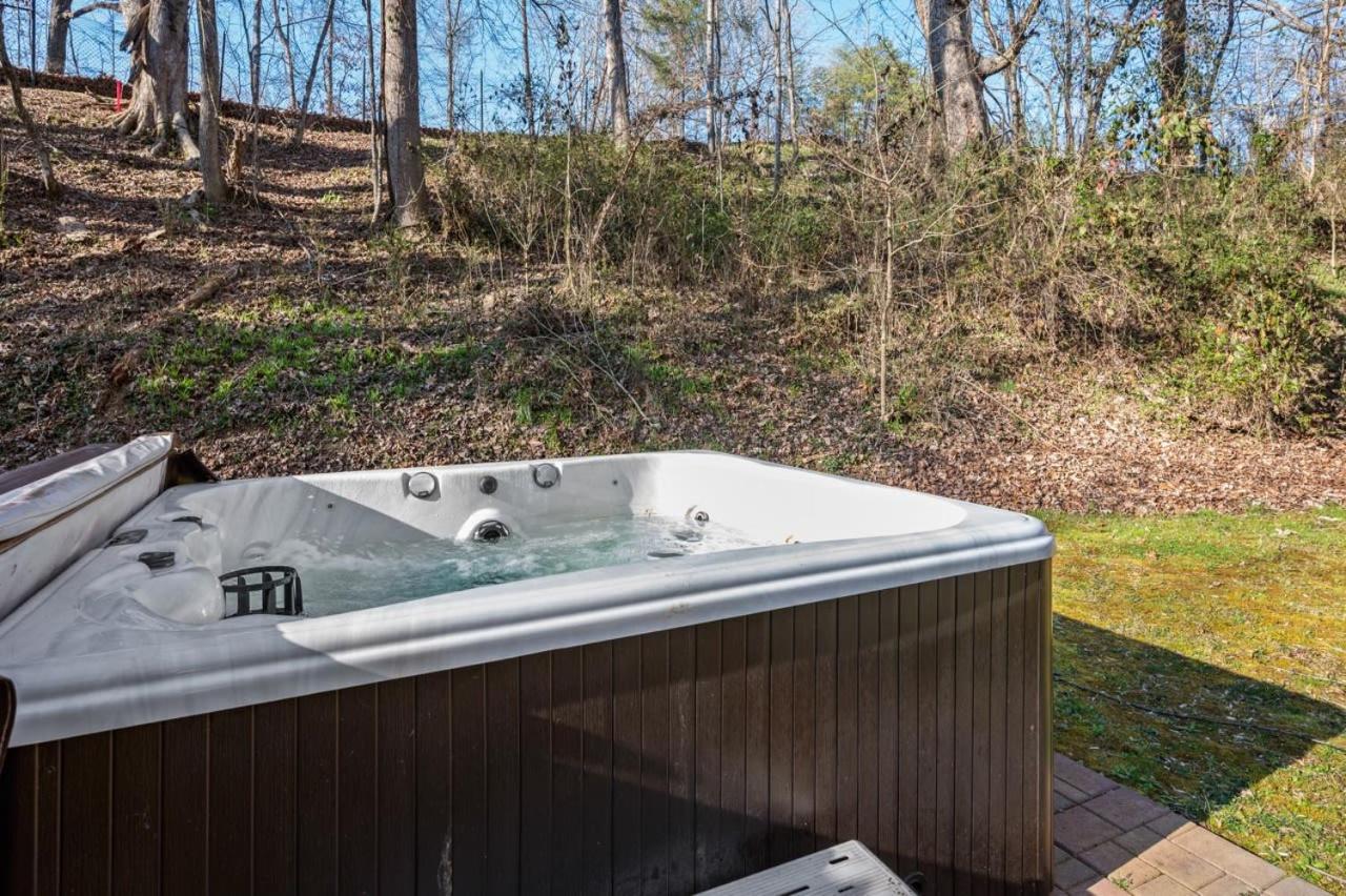 Peaceful Escape w Hot Tub Grill Pool Table - B&B Pigeon Forge