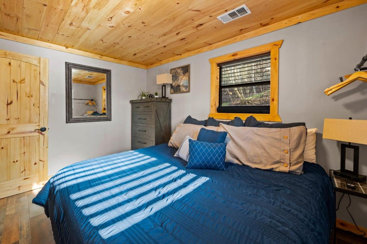 Peaceful Escape w Hot Tub Grill Pool Table - B&B Pigeon Forge