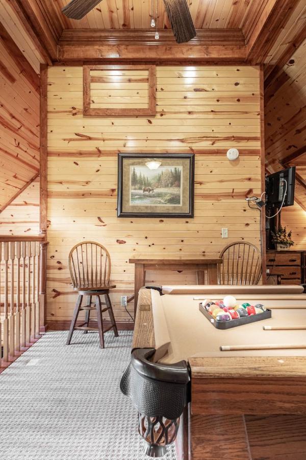 Relaxing Cabin W Hot tub Pool Table and Grill - B&B Pigeon Forge