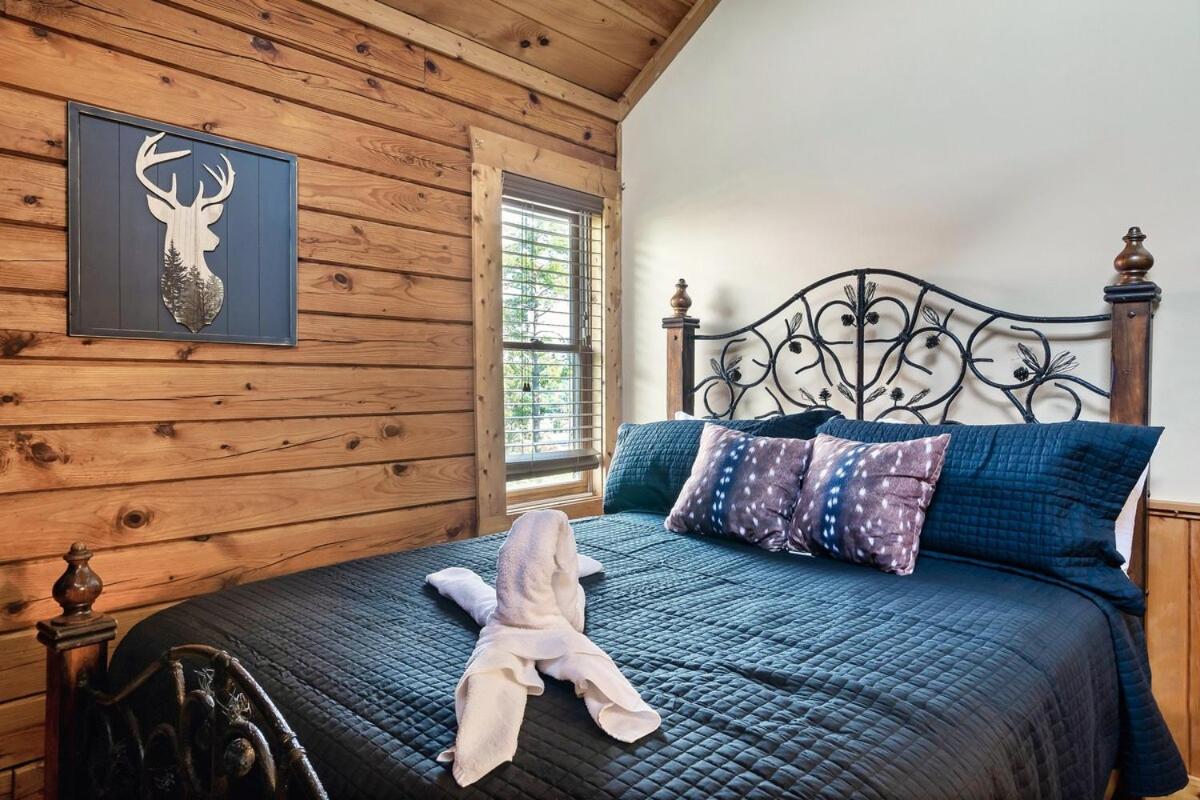 Cozy Cabin Near Smoky w Resort Pool & Grill - Chambres d'hôtes Pigeon Forge