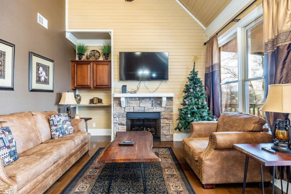 Fun Retreat w Pool Table Hot tub & Grill - B&B Pigeon Forge