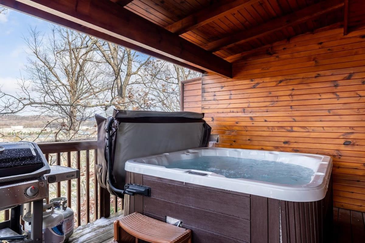 Fun Retreat w Pool Table Hot tub & Grill - Ferienwohnung Pigeon Forge