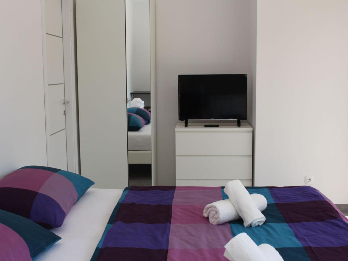 Apartamento de 1 dormitorio con terraza y vistas al jardín