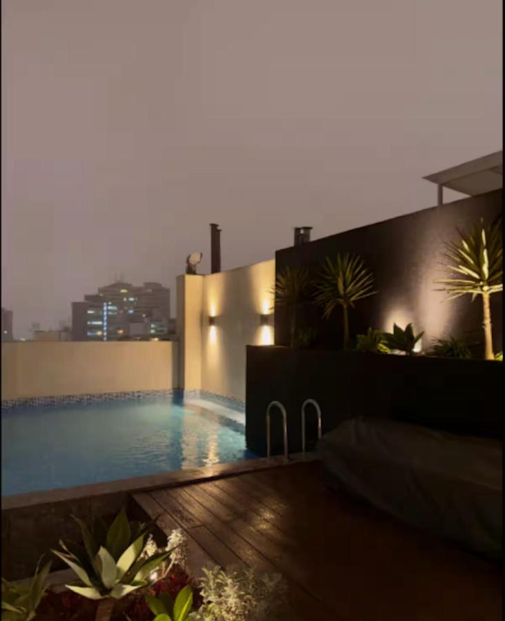 Premium Miraflores Stay with Pool and Amenities - Chambres d’hôtes Lima