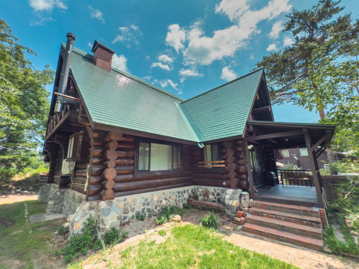 Hakuba Riverside Loghouse - B&B