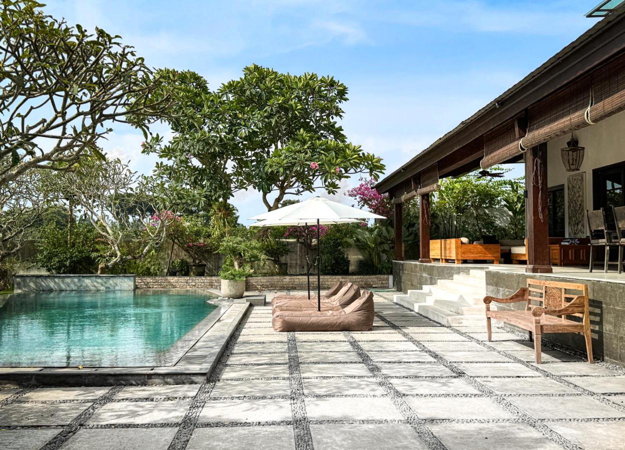 Luxury 4-Bedroom Pool Villa in Canggu - 7 mins to Beach - Ferienwohnung Canggu