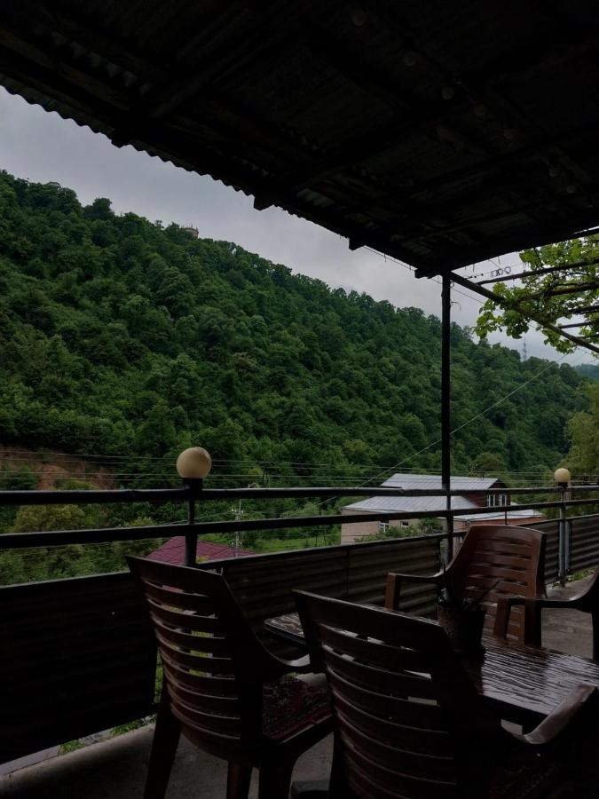 Cama individual en habitación compartida para hombres, equipada con baño compartido.