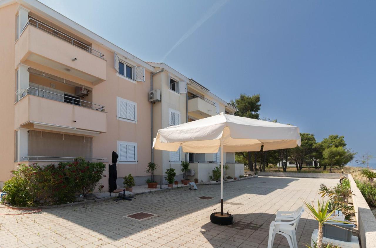 NEW! Beachfront apartment with seaview - TA Leut Agency - Ferienwohnung Privlaka