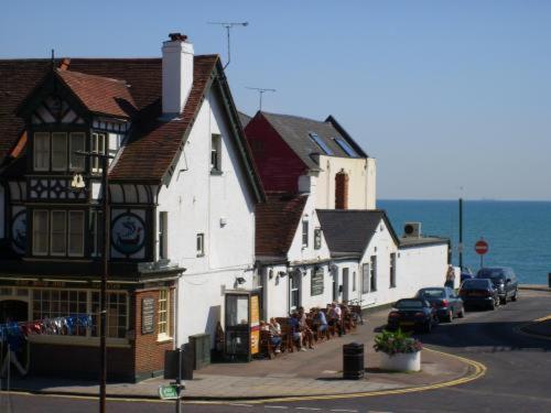 B&B Folkestone - The Ship Inn - Sandgate - Bed and Breakfast Folkestone