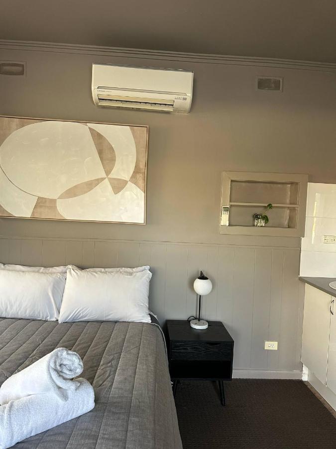 Queen room with 1 queen bed