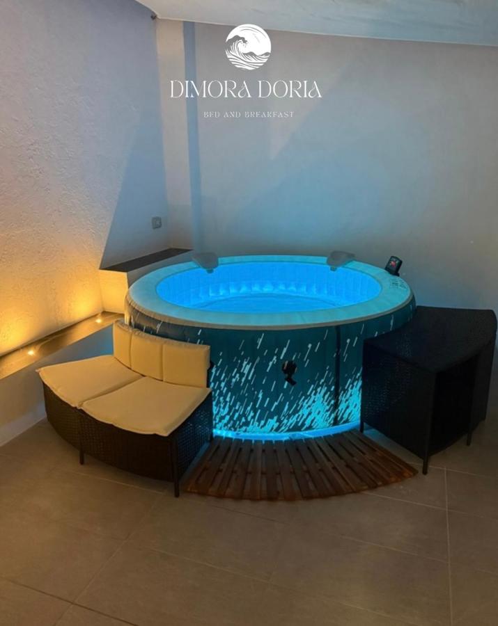 Zimmer mit Kingsize-Bett und Whirlpool