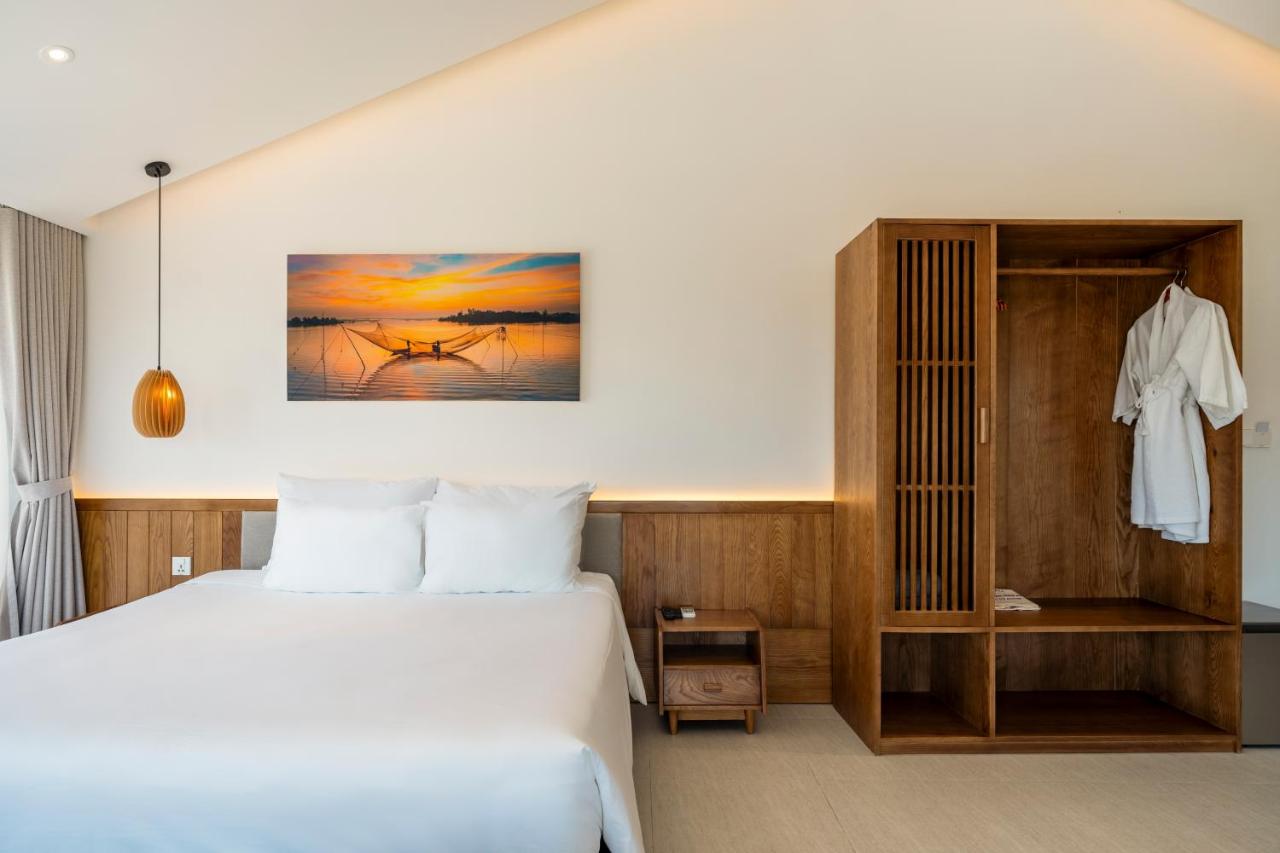 Premier King Room with Partial Sea View