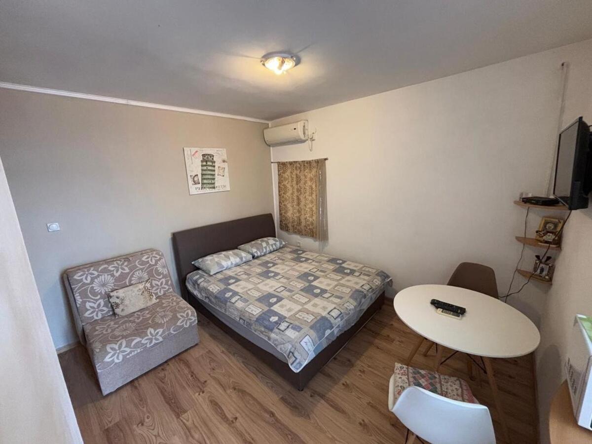 Studio in a quiet neighbourhood near central Igalo - B&B Igalo