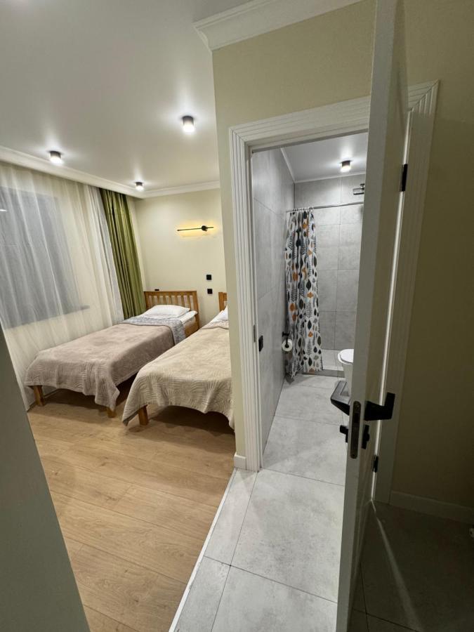 Tweepersoonskamer met 2 Aparte Bedden en Eigen Badkamer