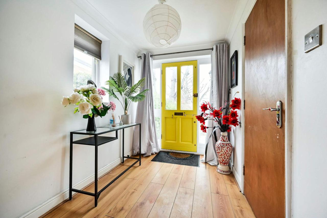 Spacious 4BR Home near ExCeL - 1Gbps WiFi - Free Parking - B&B Londra