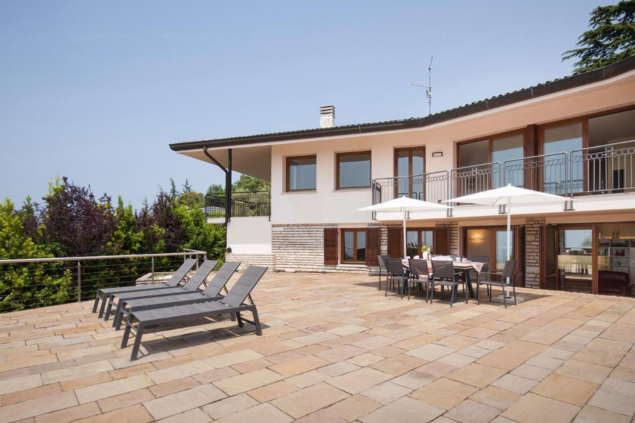 Villa Viu with Pool and Lake View - Bed and Breakfast Torri del Benaco