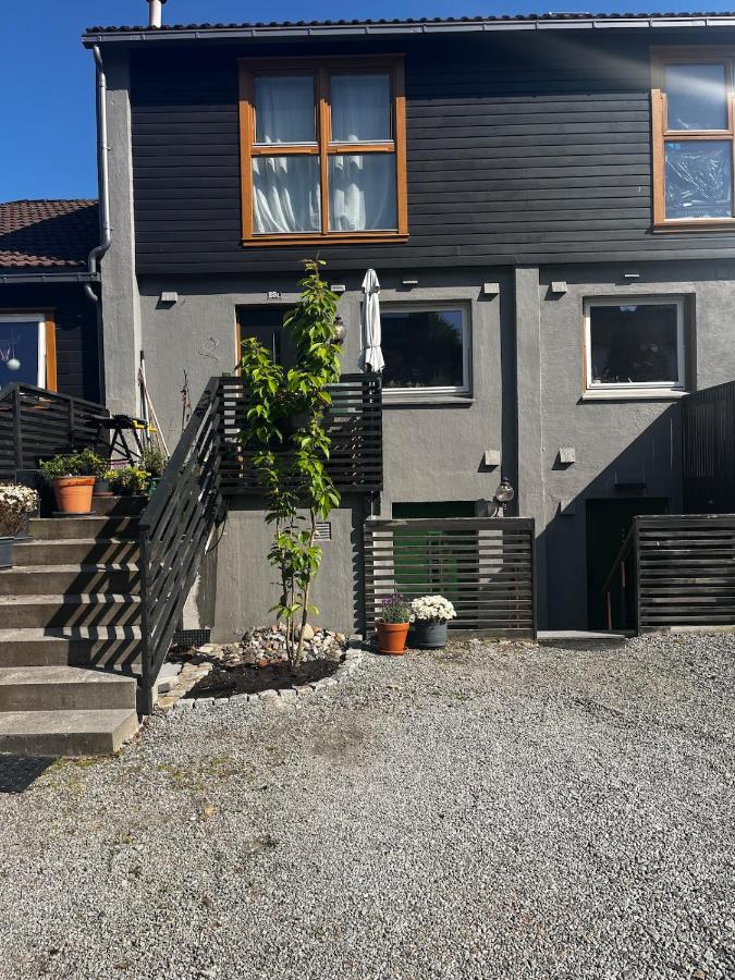 Sentral, romslig og lys leilighet med parkering - B&B