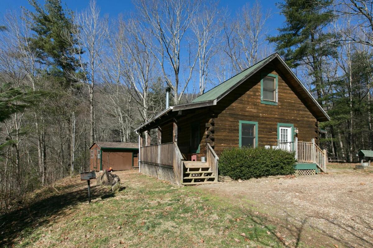 Private, secluded cabin with a fireplace and New Hot Tub 2025 - B&B