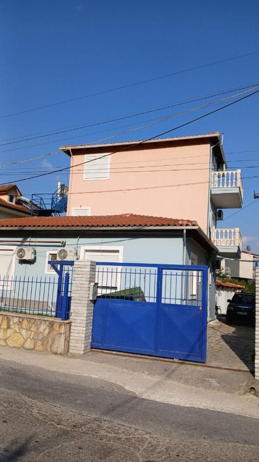 ChristAlex Guesthouse - Bed and Breakfast Himarë